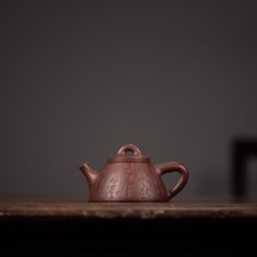 Shi Piao Overlord Yixing Teapot (Zini Clay)